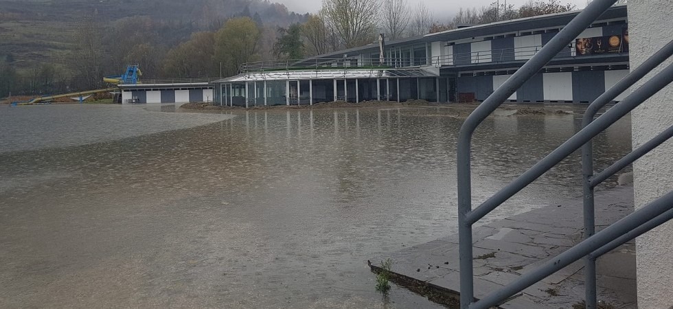Lago di Caldonazzo, pontile e spiaggia completamente sommersi, l’acqua arriva fino al lido